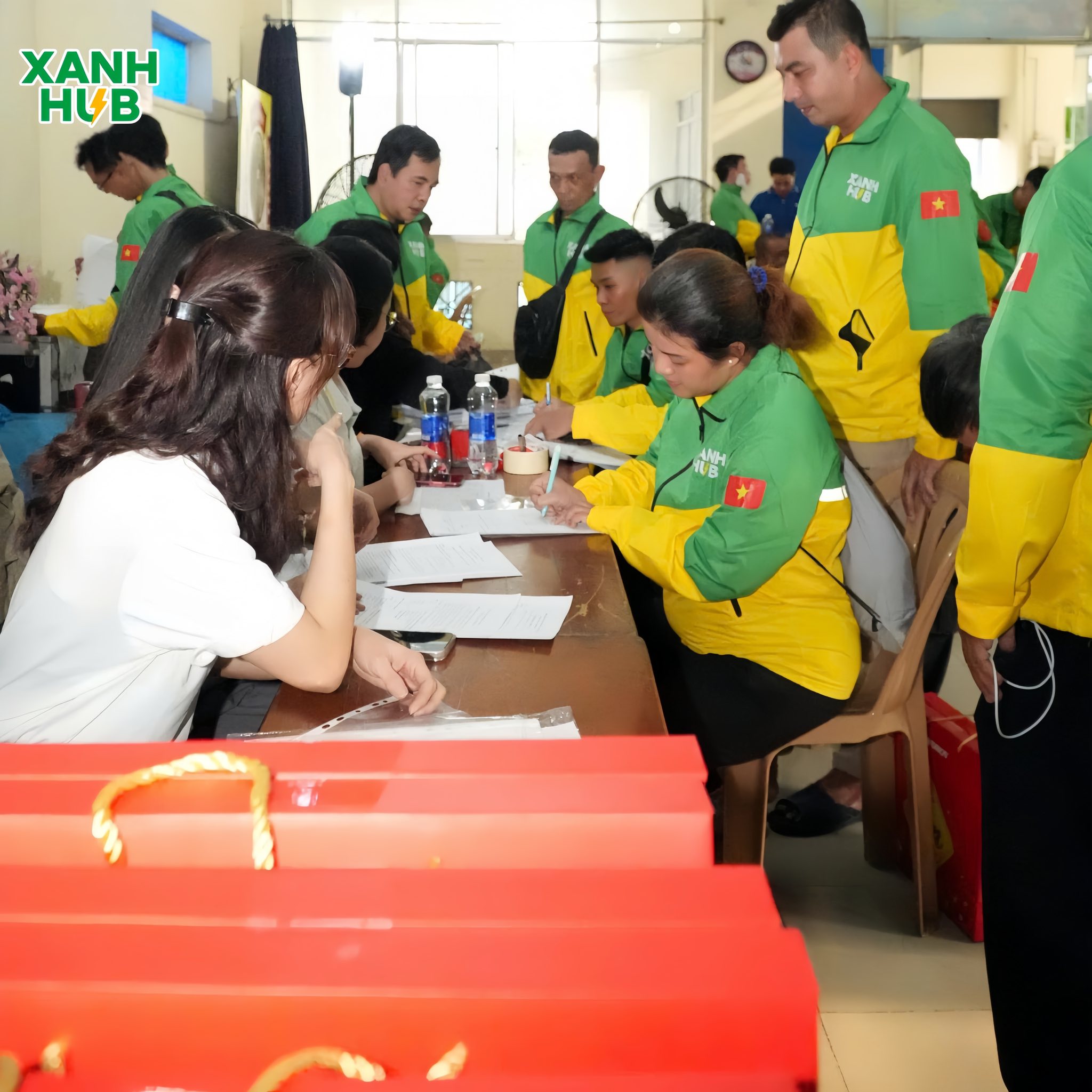 Tài xế Xanh Hub ký kết hồ sơ bàn giao xe