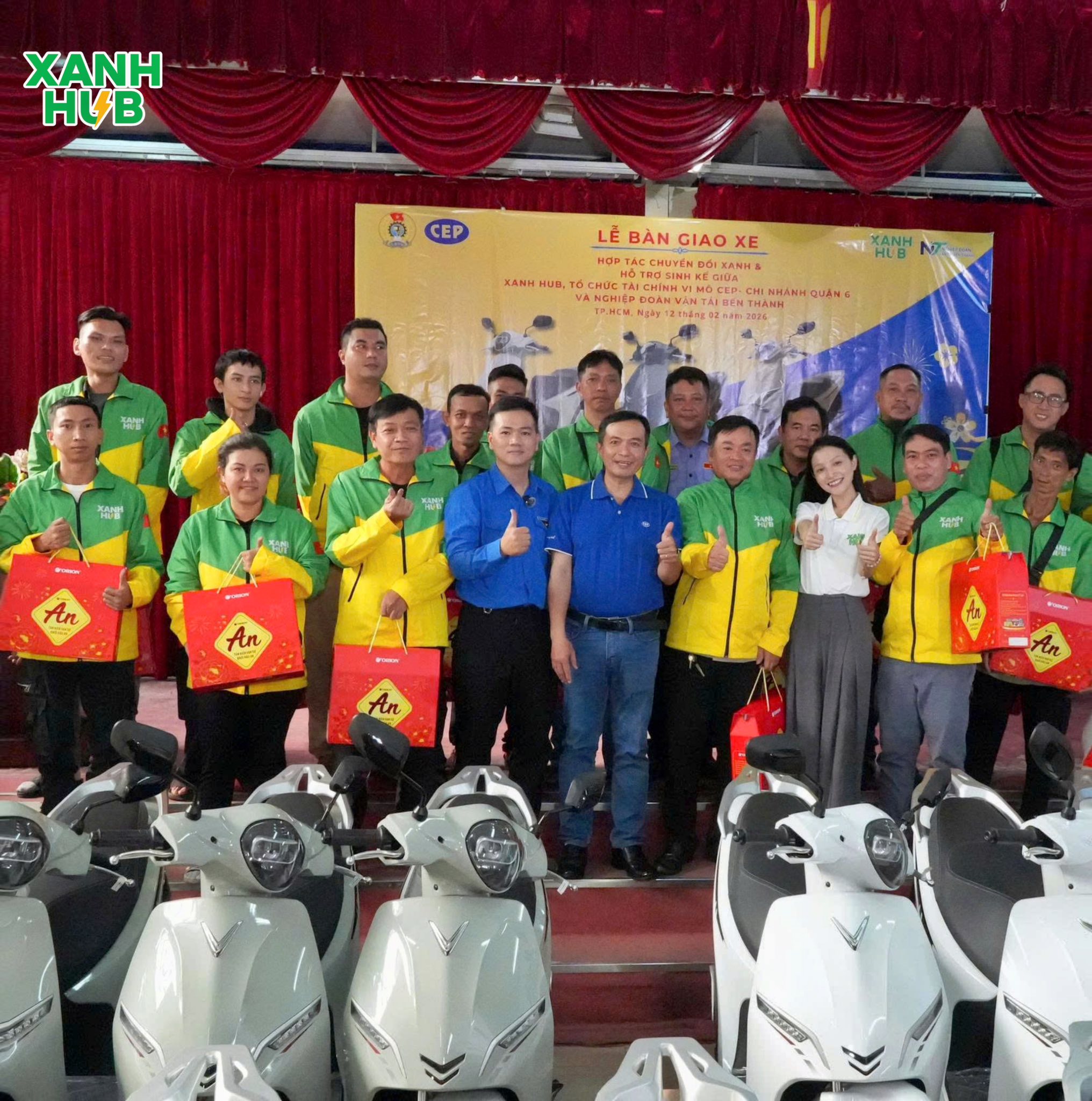 Đoàn tài xế Xanh Hub cùng đại diện CEP, Nghiệp đoàn Bến Thành tại lễ bàn giao 12/02/2026