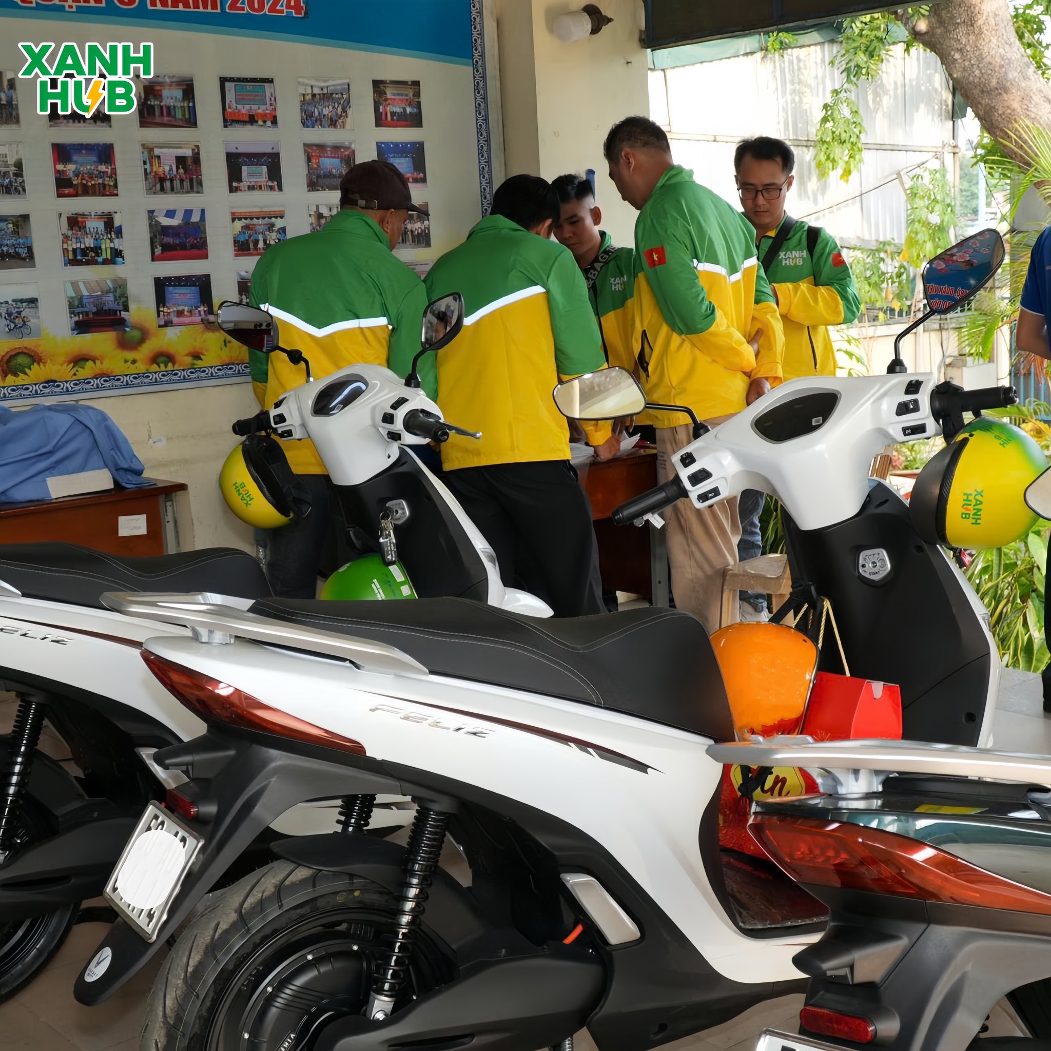 Xe VinFast Feliz II mới cùng mũ bảo hiểm Xanh Hub