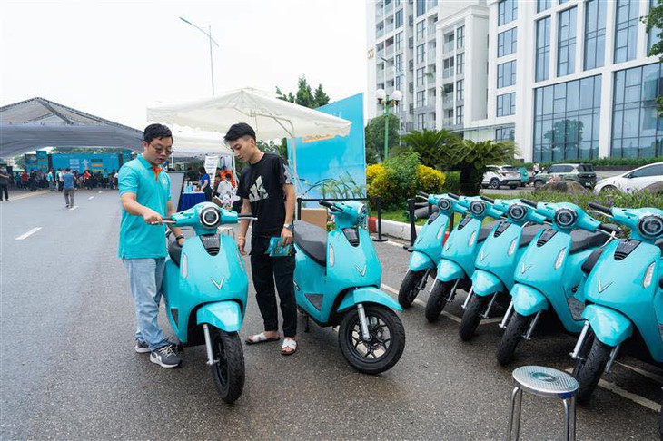 Nhân viên GSM hướng dẫn tài xế vận hành xe máy điện VinFast Evo